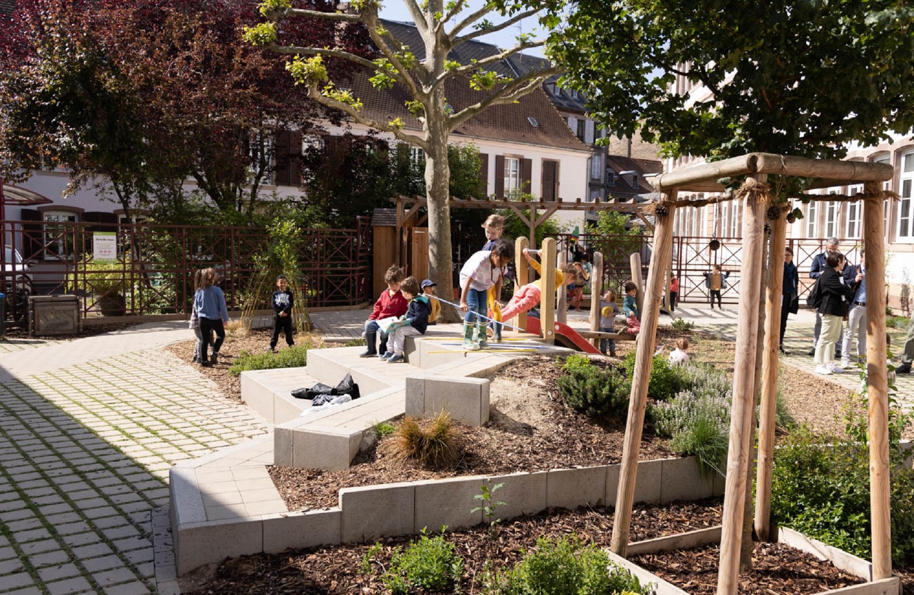 La cour de l’école maternelle Académie a été végétalisée en 2021, les enfants s’approprient l’espace en plein air. 