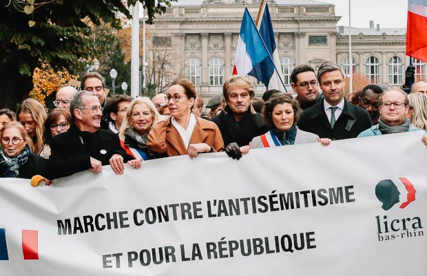 A l’appel de la Licra, élus locaux, personnalités publiques et citoyens se sont rassemblés en nombre pour manifester contre l’antisémitisme à Strasbourg et en France.
