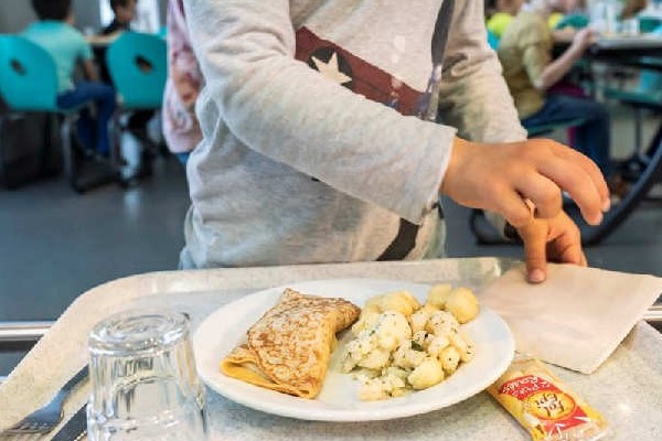 élève à la cantine scolaire