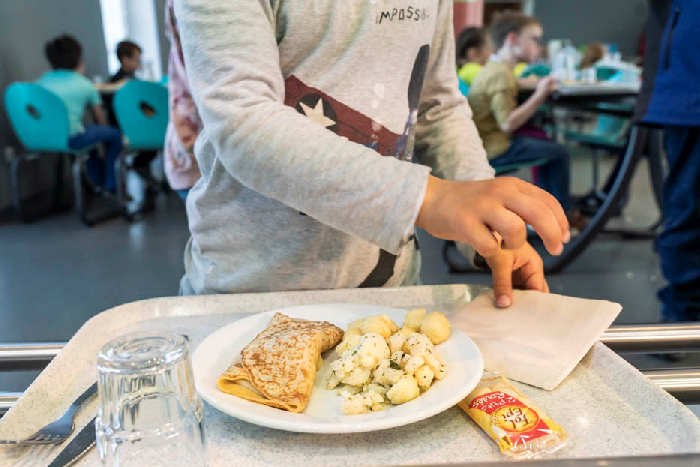 élève à la cantine scolaire