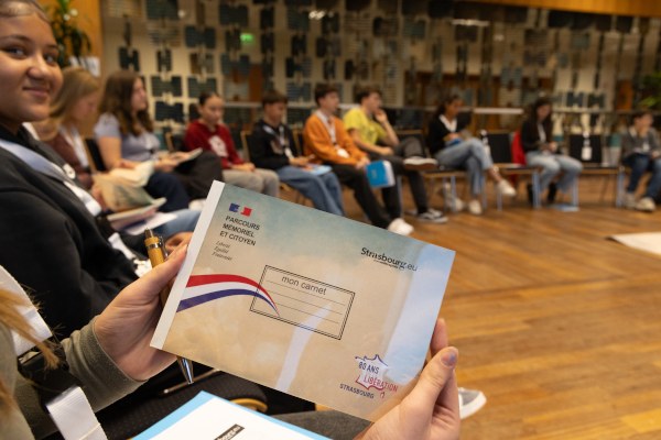 des adolescents de Strasbourg, Périgueux et Stuttgart ont commencé un parcours mémoriel qui va les mener du Struthof au camp de concentration d'Auschwitz. Tous s'engagent dans ce voyage avec la volonté ferme de mieux connaître l'histoire et de renforcer la paix en Europe.